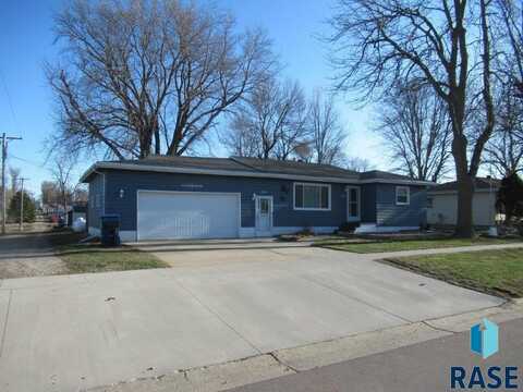 204 W 3rd St, Hills, MN 56138