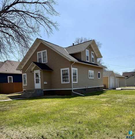829 W 4th Ave, Mitchell, SD 57301