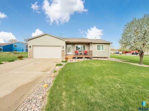 701 Cottonwood Dr, Harrisburg, SD 57032