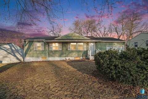 1421 S Point Dr, Sioux Falls, SD 57103