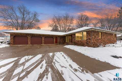 328 S 3rd Ave, Brandon, SD 57005