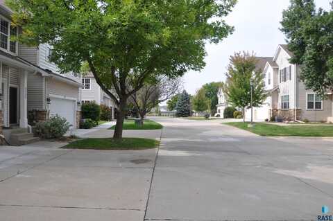 3335 W Ralph Rogers Rd, Sioux Falls, SD 57108
