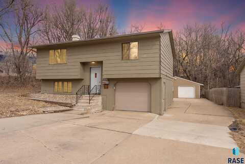 820 N Lewis Ave, Sioux Falls, SD 57103
