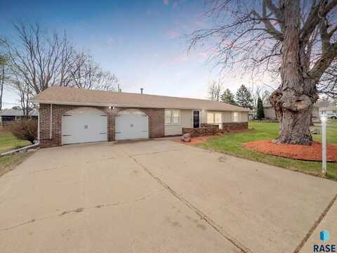 5624 W Circle Dr, Sioux Falls, SD 57106