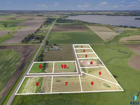 2122 Harvest Creek Ln, Madison, SD 57042