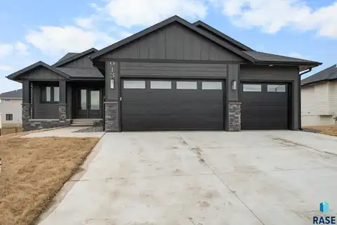 913 N Sylvan Dr, Sioux Falls, SD 57110