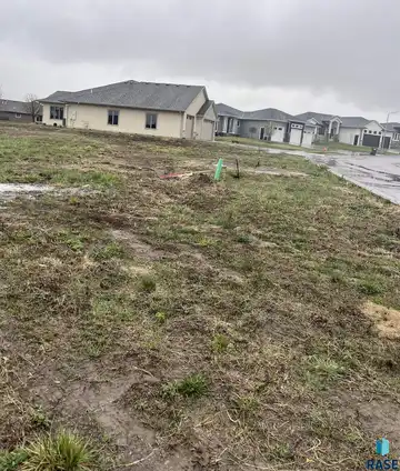 4228 N Interlachen Trl, Sioux Falls, SD 57107