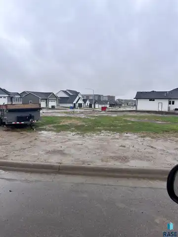 6013 W Mckinley Cir, Sioux Falls, SD 57107