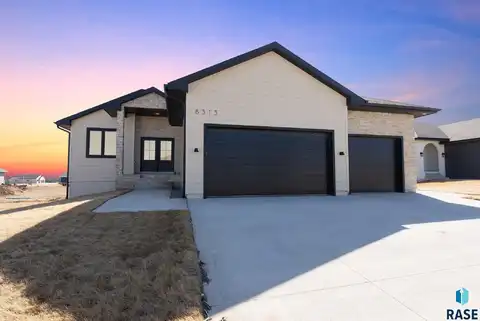 8313 E Sheridan Cir, Sioux Falls, SD 57110