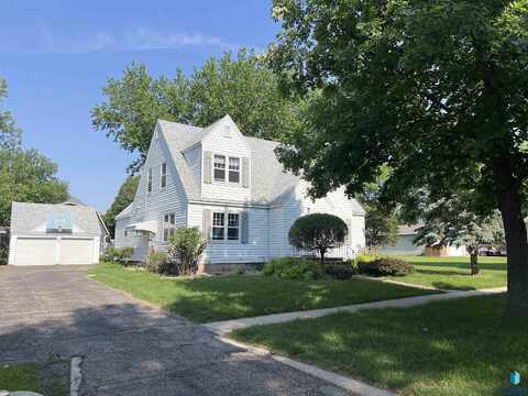 715 McKenzie St, Luverne, MN 56156