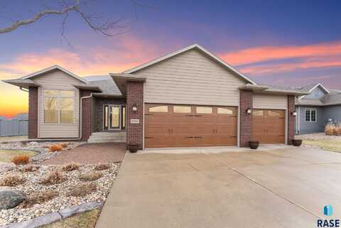 1003 E Walnut St, Harrisburg, SD 57032