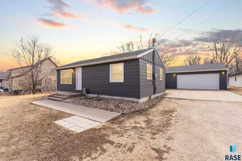 2111 E 31st St N, Sioux Falls, SD 57104