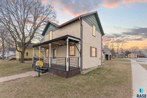 820 E 6TH St, Dell Rapids, SD 57022