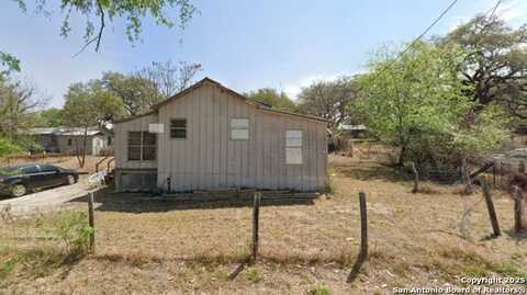 812 Flores, Devine, TX 78016