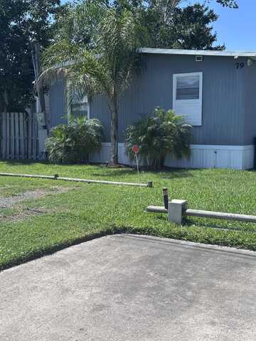 79 Carefree Dr, Welaka, FL 32193