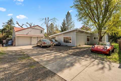 787 S Shasta Avenue, Eagle Point, OR 97524