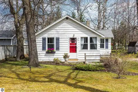 927 Carver Street, Traverse City, MI 49686