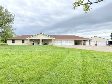 2226 NE 56th St, Topeka, KS 66617