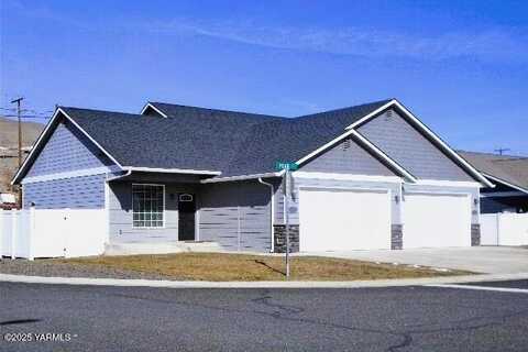 101 Pear Ct, Naches, WA 98937