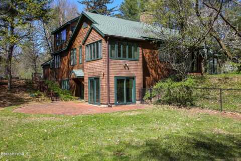 28 Brigham Ln, Amherst, MA 01002