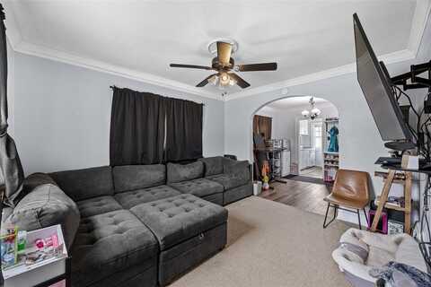 855 Center Point NE, Cedar Rapids, IA 52402