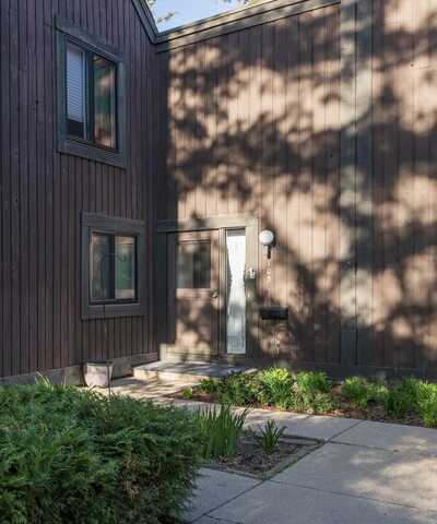 105 Inverness Court, Kalamazoo, MI 49006