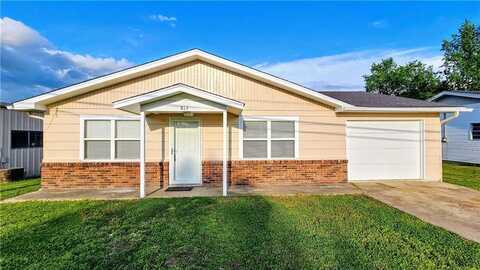 813 Carl ST, Siloam Springs, AR 72761