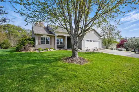 2480 Robbins Ct, Washington, IA 52353