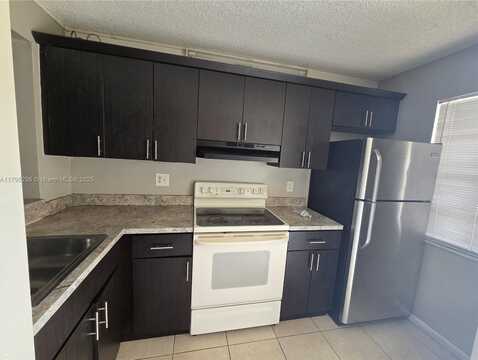 95 NE 41st St, Oakland Park, FL 33334