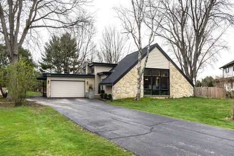 N57w35772 Surrey Ct, Oconomowoc, WI 53066