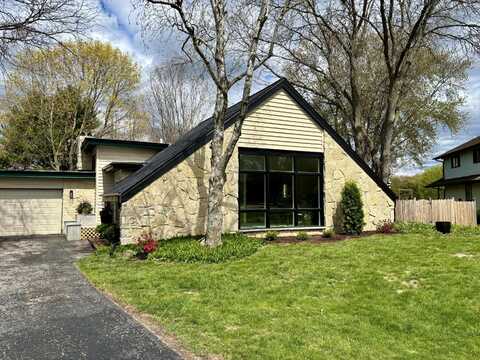 N57w35772 Surrey Ct, Oconomowoc, WI 53066