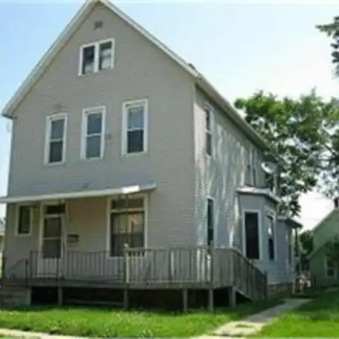 2464 White, Dubuque, IA 52001