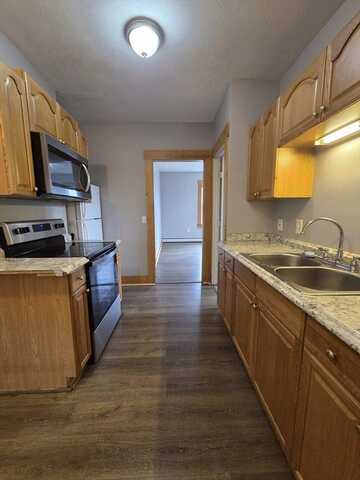 39 Blossom St, Leominster, MA 01432