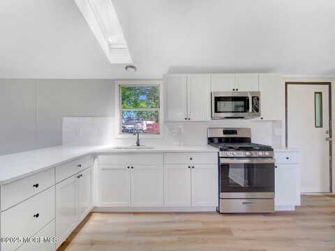 6 Sams Trailer Ct, Hazlet, NJ 07730