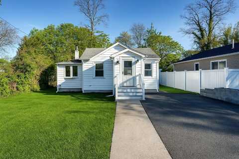 18 Cedar Road E, Mastic Beach, NY 11951