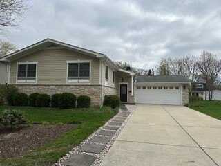 828 Liberty Bell Lane, Libertyville, IL 60048