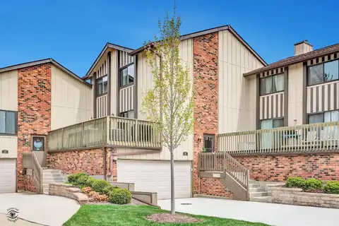 16 Lakeview Court, Willowbrook, IL 60527