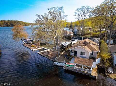 14 Hilltop Rd, Hopatcong, NJ 07821