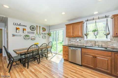 88 Cresent Dr, Hampton, NJ 07860