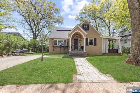 132 Stuyvesant Road, Teaneck, NJ 07666