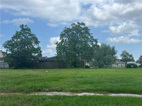 8436 CREOLE Drive, Chalmette, LA 70043