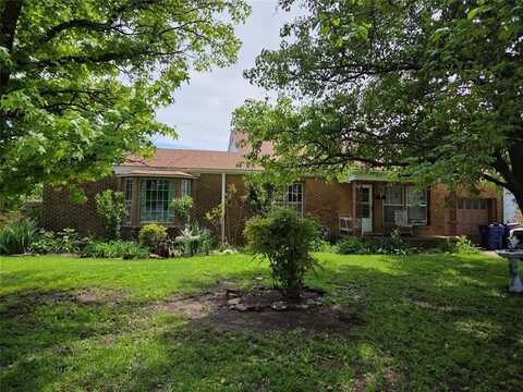 601 W Apache Street, Lindsay, OK 73052