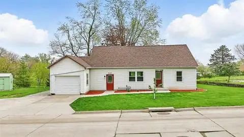 920 Circle Dr, Wellman, IA 52356
