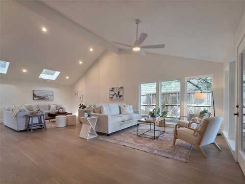 233 Woodcrest Drive, Richardson, TX 75080