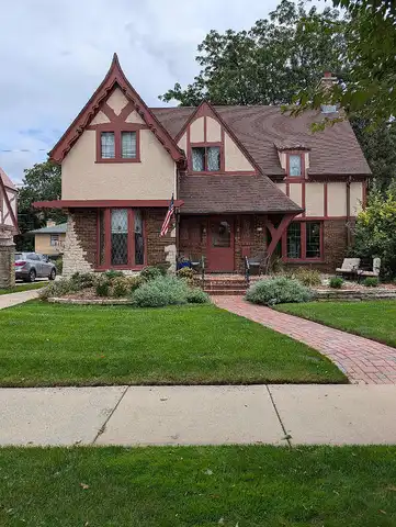 Pinecrest, MILWAUKEE, WI 53208