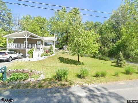 Poppy Ln, Pittston, PA 18641