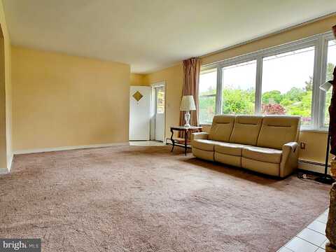 Windsor, BROOMALL, PA 19008