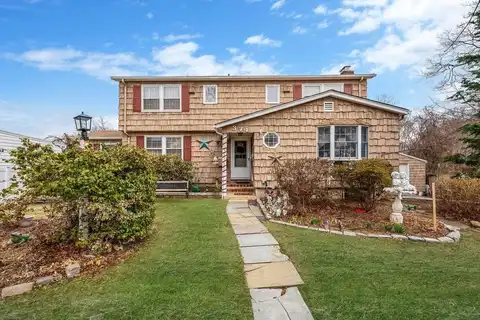 374 S 11th Street, Lindenhurst, NY 11757
