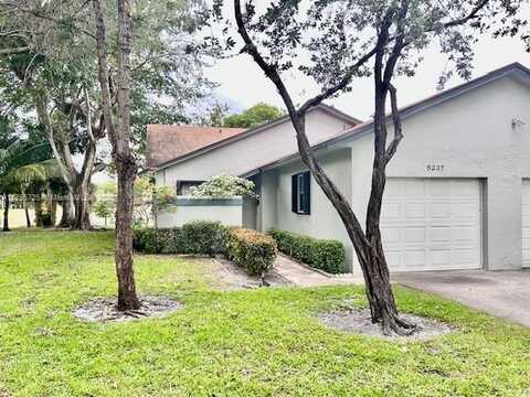5237 Gate Lake Rd, Tamarac, FL 33319
