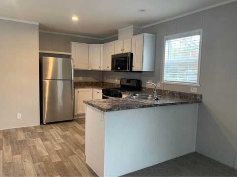 130 Redwood, Belleville, MI 48111
